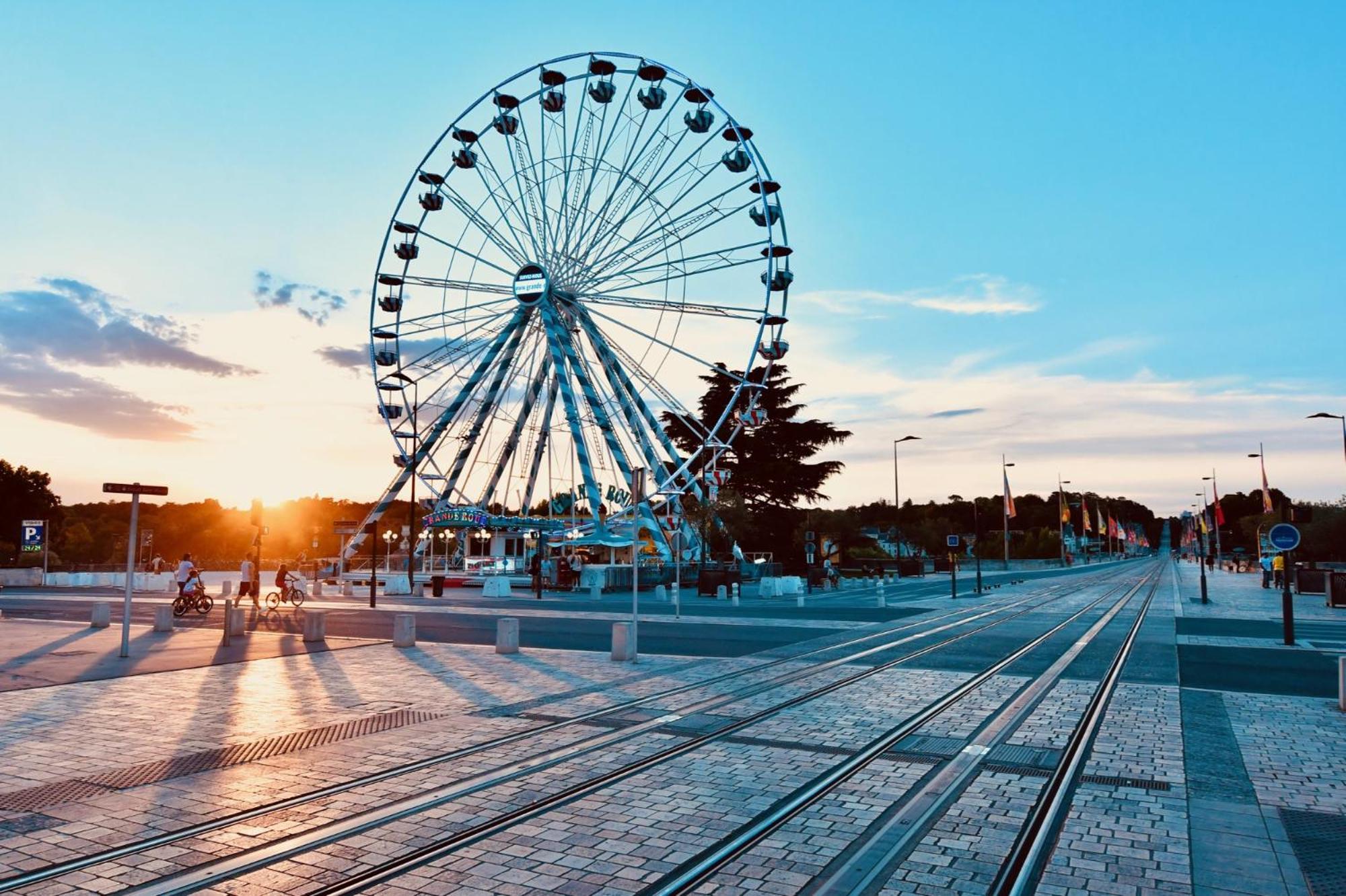 Kyriad Tours Sud - Chambray Les Tours Exterior foto